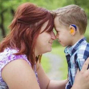 madre-con-bambino-sordo-problemi-di-udito-disfunzione-uditiva